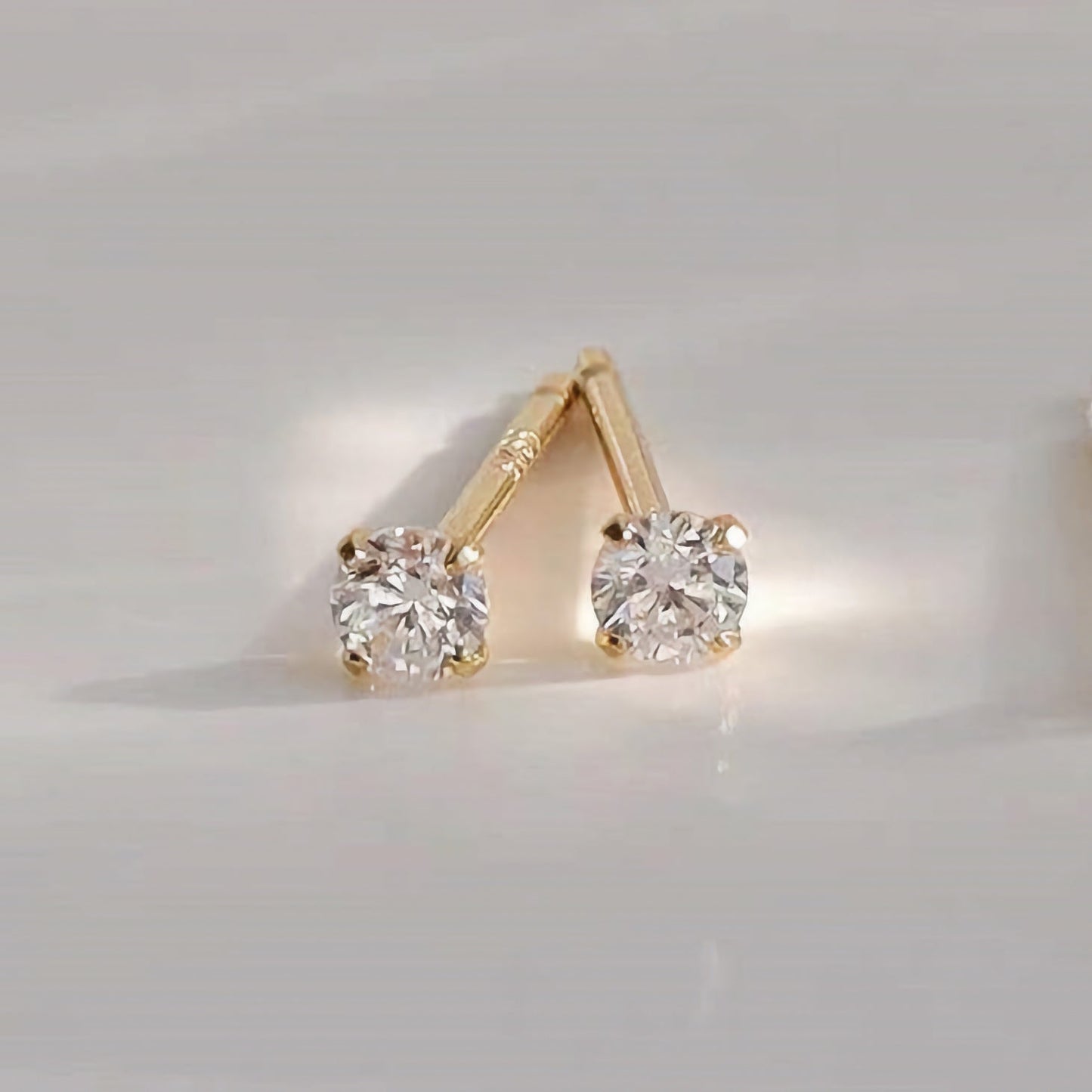 Pendientes pequeños de tapón dorados Zeke