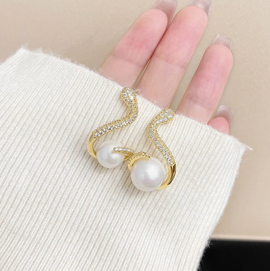 Pendientes en forma de serpiente chapados en oro de 18 quilates con perla