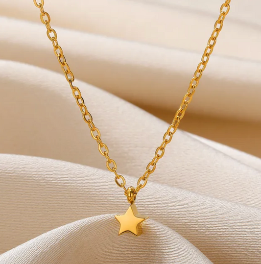 Collar chapado en oro de 18 quilates con una estrella sólida muy pequeña
