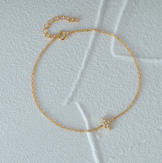 Pulsera fina chapada en oro de 18 quilates con pequeña estrella polar