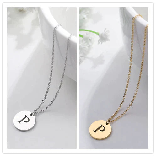 Collar con iniciales grabadas en círculo moderno, dorado de 18 quilates