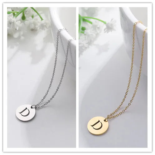 Collar con iniciales grabadas en círculo moderno, dorado de 18 quilates