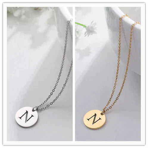 Collar con iniciales grabadas en círculo moderno, dorado de 18 quilates