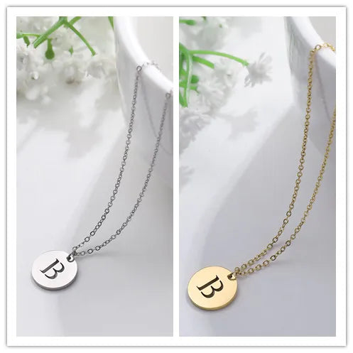 Collar con iniciales grabadas en círculo moderno, dorado de 18 quilates
