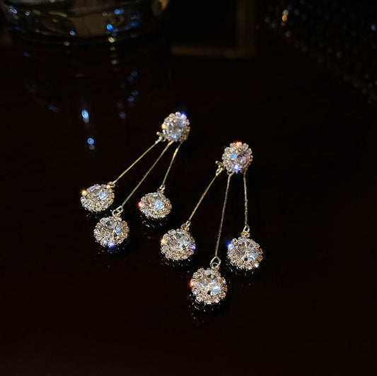 Pendientes chapados en oro Tríada de Circonitas
