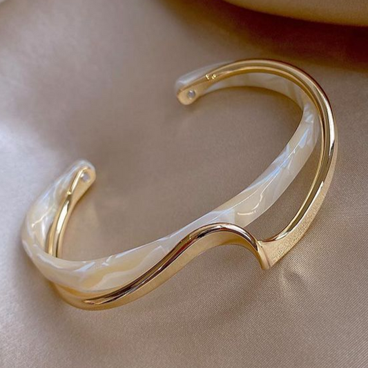 Adriana - Pulsera elegante con ópalo blanco y baño de oro