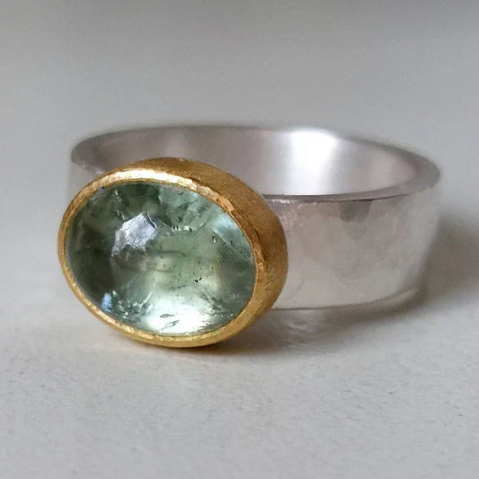 Anillo verde con piedra redondeada vintage