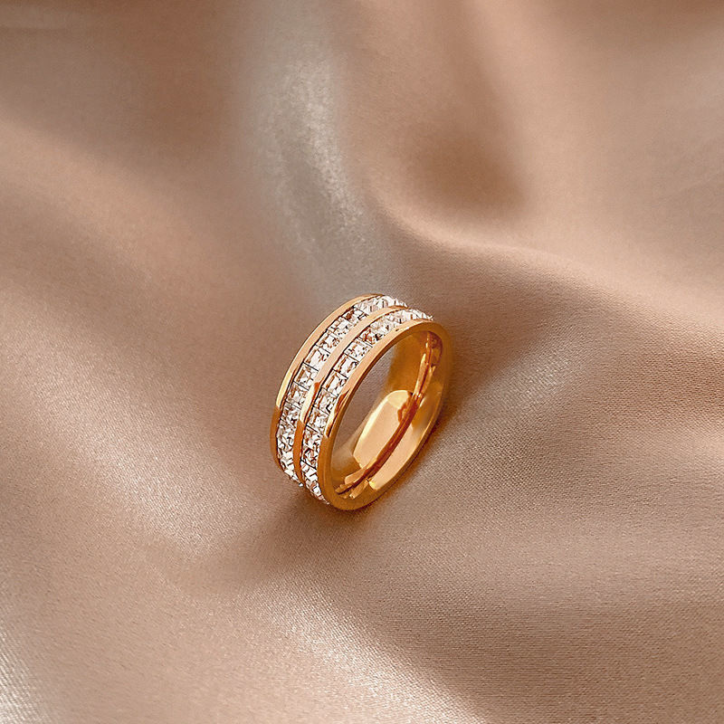 Anillo Vintage dorado con Circonitas