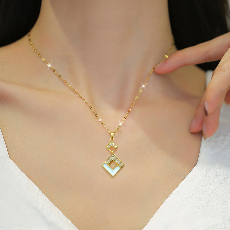 Collar geométrico dorado