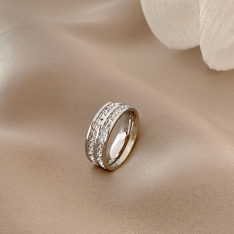 Anillo Vintage dorado con Circonitas